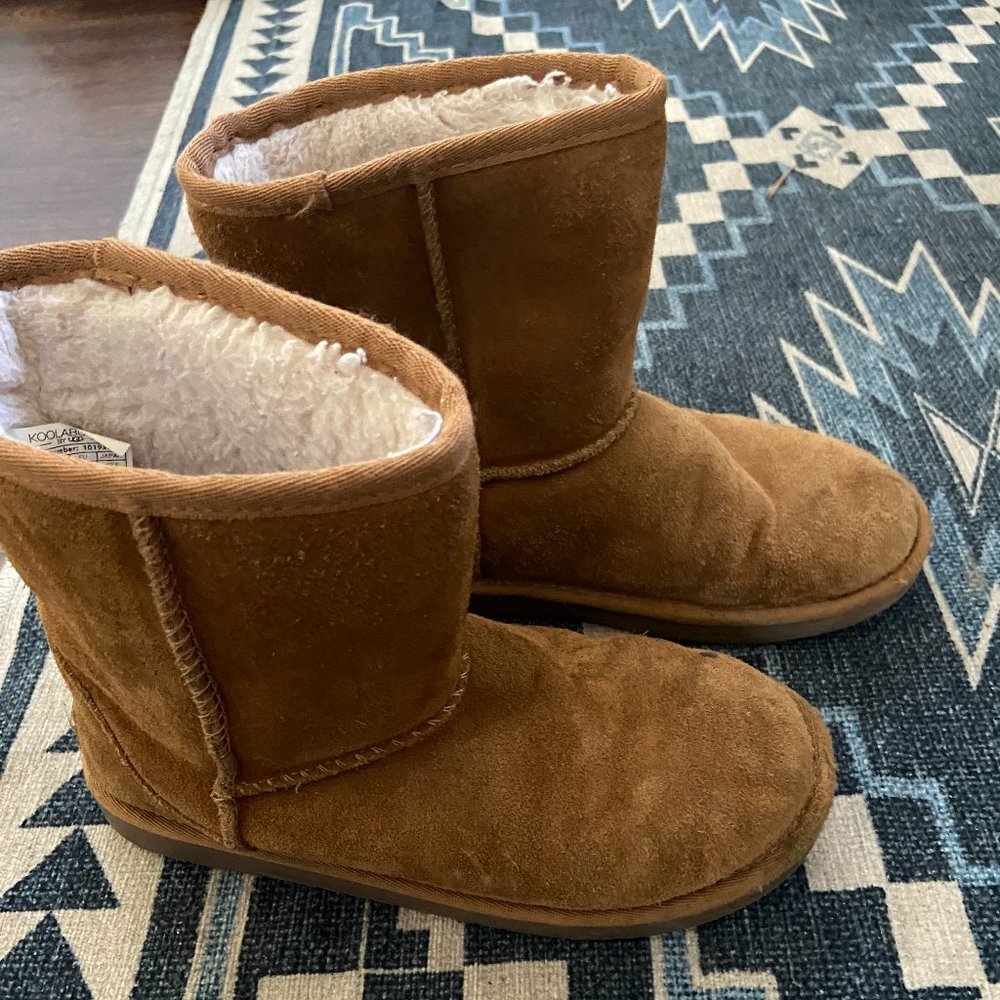 Uggs size 4 boots